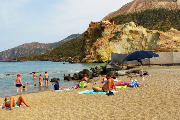 Zdjęcie z Włoch - to plaża z drugiej strony wyspy; nieco jaśniejsza