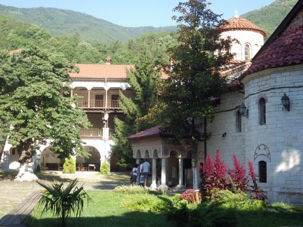 Zdjęcie z Bułgarii - Wewnątrz monastyru- na dziedzińcu.