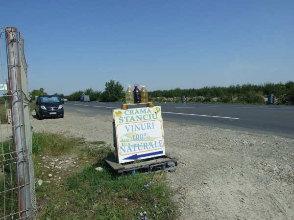 Zdjęcie z Rumunii - przydrożny "winopój"
