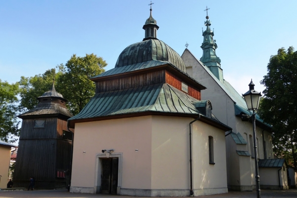 Zdjęcie z Polski - kościół św. Mikołaja w Skale z zabytkową, drewnianą dzwonnicą