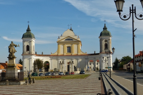 Zdjęcie z Polski - tykociński rynek i kościół Świętej Trójcy