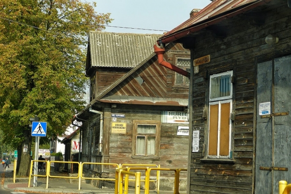 Zdjęcie z Polski - zabudowa centrum Hajnówki zaskakuje wiejską prostotą...
