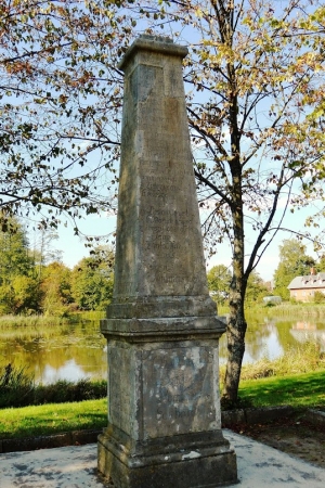 Zdjęcie z Polski - najstarszy zabytek w Białowieży, obelisk upamiętniający 