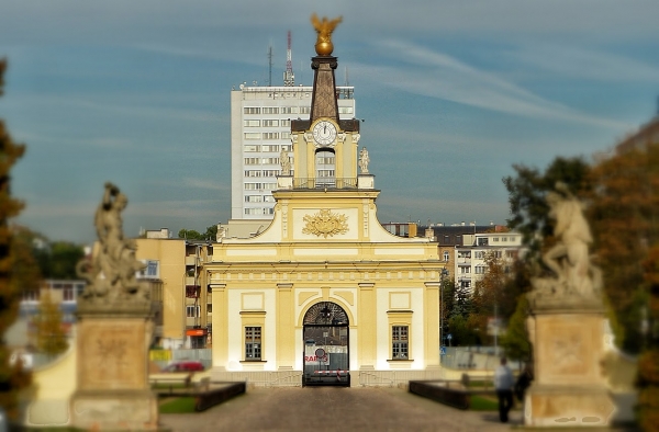 Zdjęcie z Polski - brama główna prowadząca do Pałacu, z herbem Branickich- Gryf