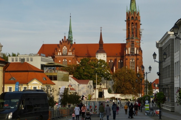 Zdjęcie z Polski - pięknie oświetlona zachodzącym słońcem Archikatedra