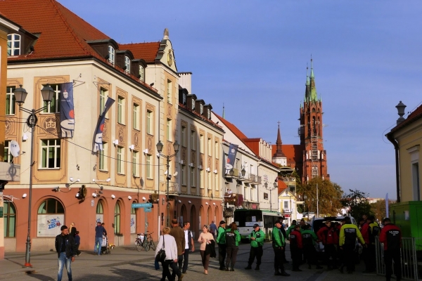 Zdjęcie z Polski - tuz przed koncertem Lombardu z samochodów wysypują się całe 