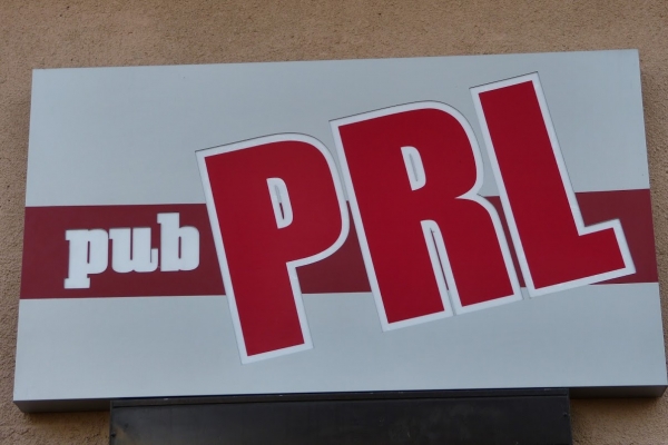 Zdjęcie z Polski - są też inne ciekawe kluby ( ten był z pralką Franią na ścianie; 