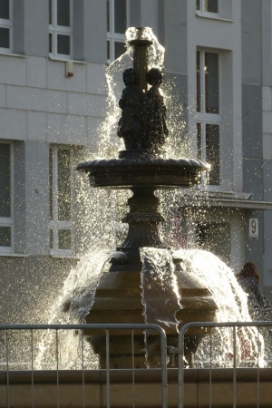 Zdjęcie z Polski - ta sama fontanna w ujęciu "pod słońce"