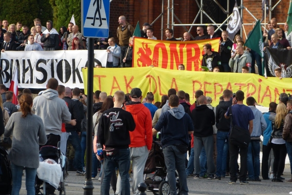 Zdjęcie z Polski - na Rynku trwa zabawa przy koncercie a tutaj demonstracja