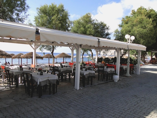 Zdjęcie z Grecji - Kamari - jedna z wielu nadmorskich restauracji.