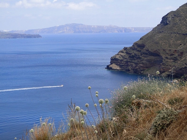 Zdjęcie z Grecji - Widok z Thirasi w stronę wyspy Santorini.