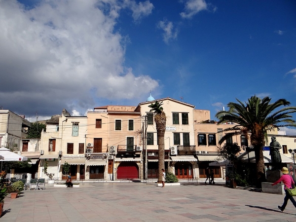 Zdjęcie z Grecji - Chania - plac przed katedrą.