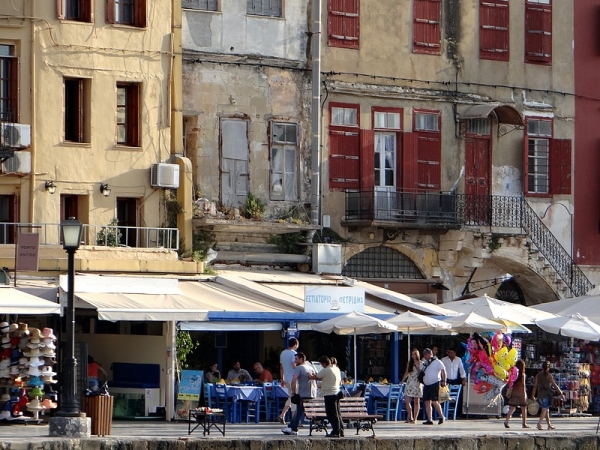 Zdjęcie z Grecji - Chania. Restauracje w porcie kuszą turystów.