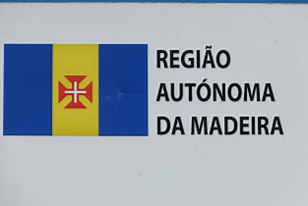 Zdjęcie z Portugalii - co krok na wyspie można spotkać maderyjską flagę 