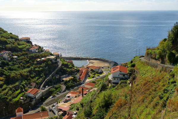 Zdjęcie z Portugalii - kolejny punkt na trasie to Calheta; jest tu druga i ostatnia po Machico sztuczna plaża