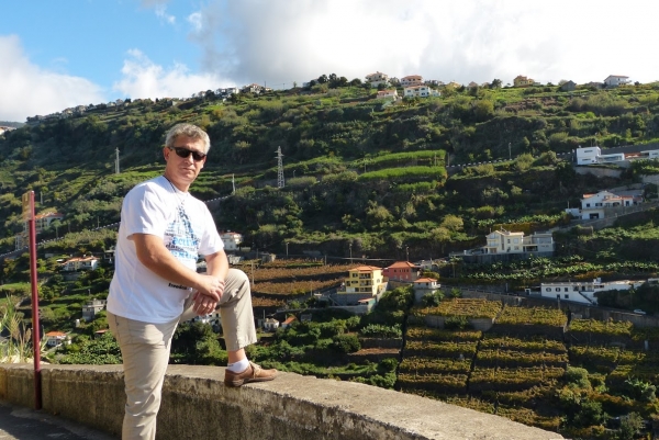 Zdjęcie z Portugalii - zbocza gór w Calheta z małżowinkiem:)