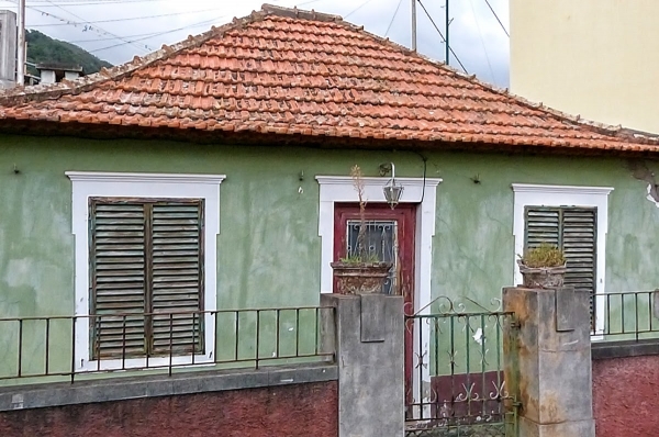 Zdjęcie z Portugalii - typowy maderyjski domek sprzed pk. 100 lat