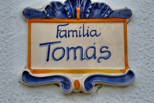Zdjęcie z Portugalii - w elawacjach domów znaleźć można ciekawe tabliczki ceramiczne z nazwiskiem właściciela domu; 