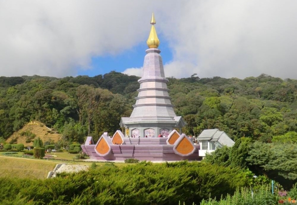 Zdjęcie z Tajlandii - Krolewskie pagody Phra Mahathat Naphamethanidon