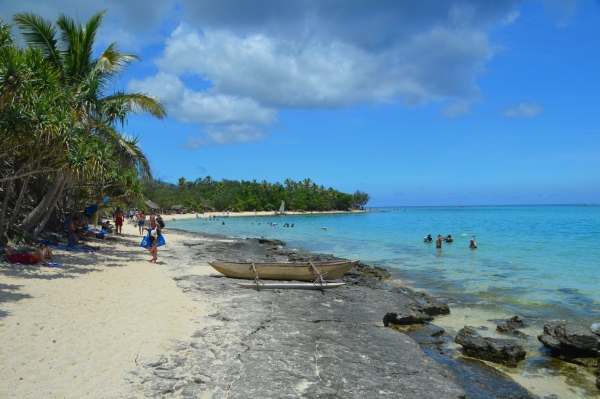 Zdjęcie z Vanuatu - Mystery Island i lodka-dlubanka z plywakiem