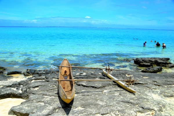 Zdjęcie z Vanuatu - Vanuacka dlubanka wyciosana z pnia drzewa z charakterystycznym bocznym plywakiem