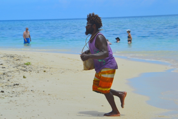 Zdjęcie z Vanuatu - Tubylec tnie smuge nisko pochylony, szybko usmiechniety