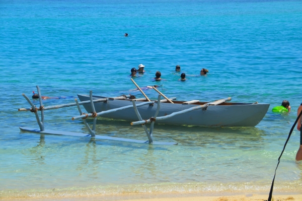 Zdjęcie z Vanuatu - Vanuacka dlubanka wyciosana z pnia drzewa z charakterystycznym bocznym plywakiem