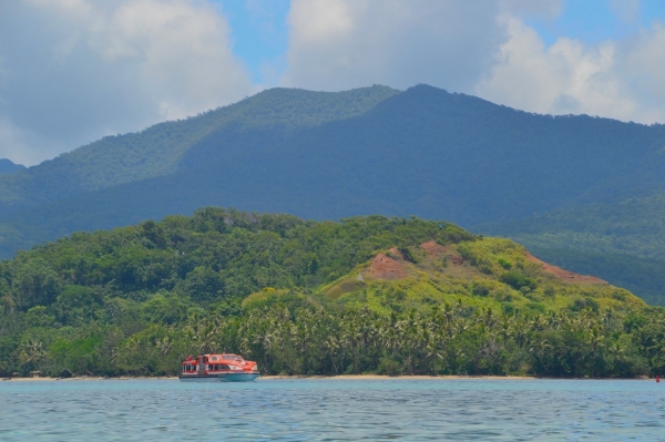 Zdjęcie z Vanuatu - Wyspa Anatom (Aneityum) i jedna z lodzi dowozacych pasazerow statku na wyspe 