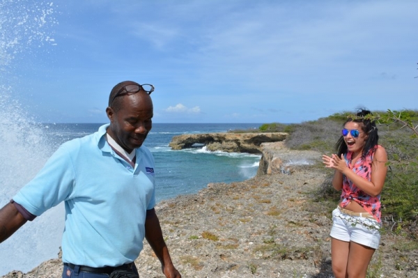 Zdjęcie z Curacao - 30 metrowy klif , rozbijajace sie fale prawie dosiegly nas . Moja mina mowi wszystko ;)