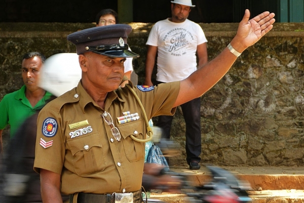 Zdjęcie ze Sri Lanki - Pan policjant kieruje ruchem, a słonie mają pierwszeństwo:)