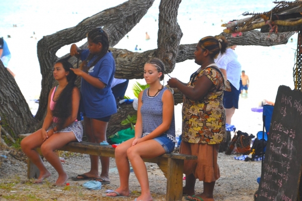 Zdjęcie z Nowej Kaledonii - Na calej plazy Yejele, porocz grillow z ze zdechlymi szaszlykami,