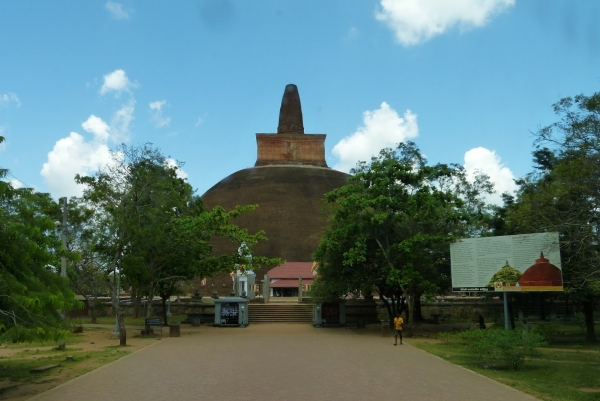 Zdjęcie ze Sri Lanki - potężna ceglana dagoba Abajagiri
