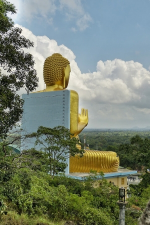 Zdjęcie ze Sri Lanki - ze wzgórza Wielki Złoty Budda wydaje się całkiem malutki