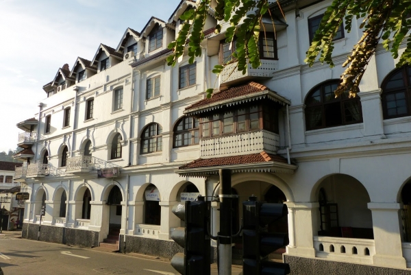 Zdjęcie ze Sri Lanki - historyczny "Queens Hotel" w ujęciu - widok boczny z ulicy