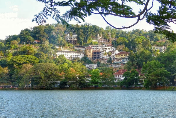 Zdjęcie ze Sri Lanki - widok Kandy nad jeziorem