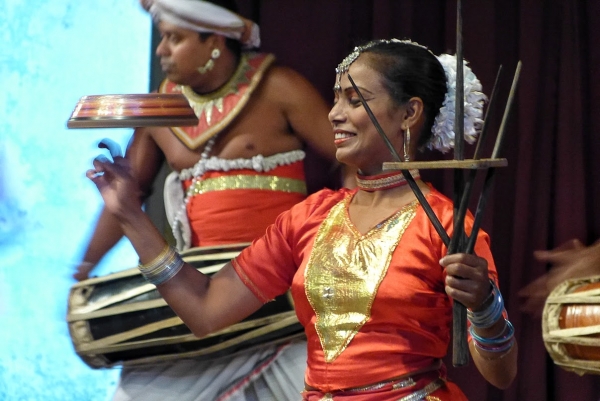 Zdjęcie ze Sri Lanki - taniec z żonglerką, tzw. raban dance