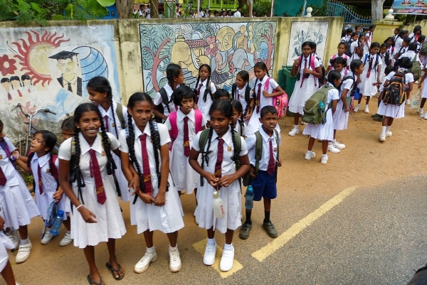 Zdjęcie ze Sri Lanki - jedziemy w stronę PN Yala ; okoliczne dzieciaki nad pozdrawiają