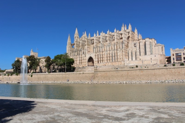 Zdjęcie z Hiszpanii - La Seu i Pałac Królewski - widok z Parc de la Mar