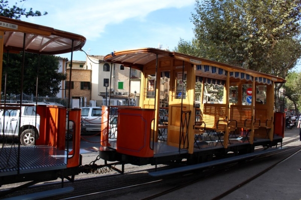 Zdjęcie z Hiszpanii - Zabytkowy tramwaj jeżdżący z Port de Soller do Soller, ciekawa atrakcja :)