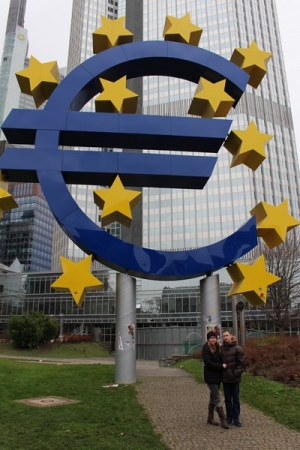 Zdjęcie z Niemiec - Z wielkim euroskiem pod Europejskim Bankiem Centralnym