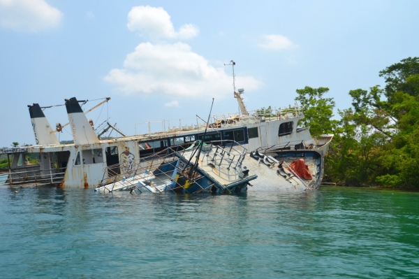 Zdjęcie z Vanuatu - Wraki statkow u wybrzezy wyspy Iririki Island
