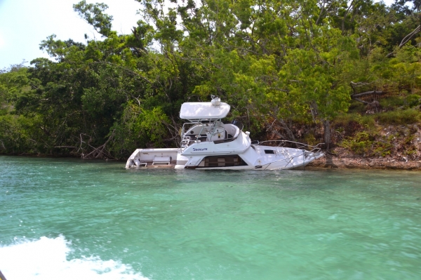 Zdjęcie z Vanuatu - Jeszcze jeden jacht rozbity o brzegi Iririki Island przez cyklon...