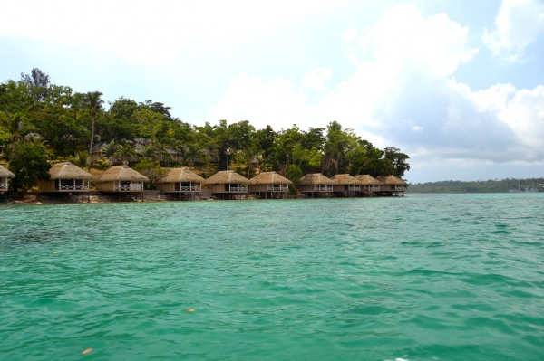 Zdjęcie z Vanuatu - Wysepka Iririki i domki hotelu, wciaz odbudowywane po uderzeniu cyklonu