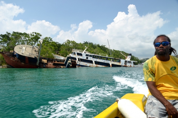 Zdjęcie z Vanuatu - Mijamy statki zniszczone przez cyklon