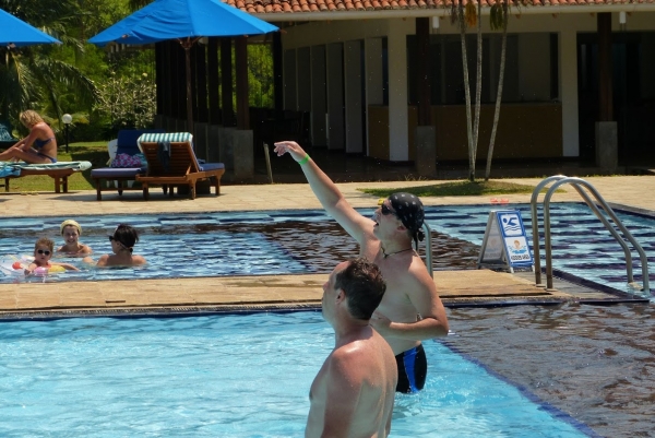 Zdjęcie ze Sri Lanki - mąż jak zwykle chętny do water-polo