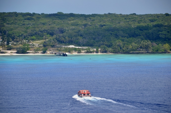 Zdjęcie z Nowej Kaledonii - Pierwszy tender plynie do wyspy Lifou