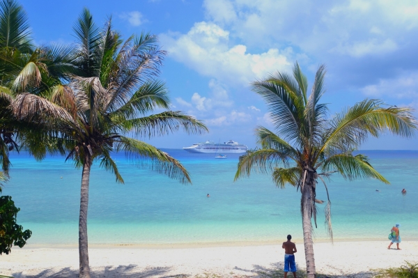 Zdjęcie z Nowej Kaledonii - Plaza na Lifou, a w tle nasza Princessa :)
