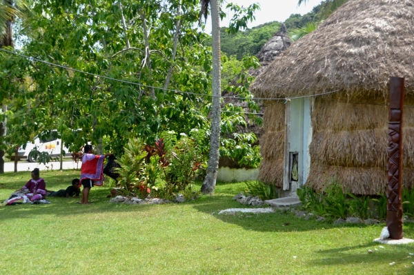 Zdjęcie z Nowej Kaledonii - Wioska Kanaków, naprawde mieszkaja w tych chatach