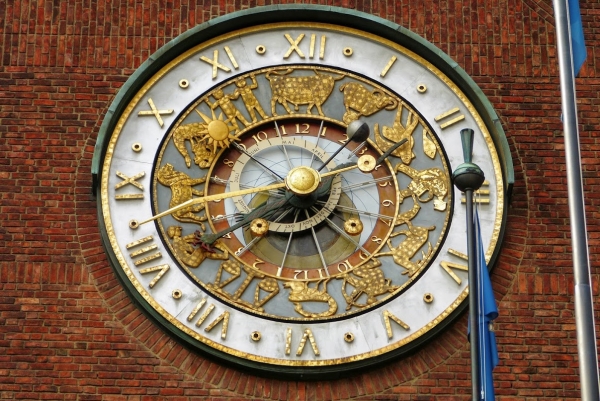 Zdjęcie z Norwegii - Ratusz ma naprawdę piękny zegar;który może kojarzyć się troszkę z praskim Orlojem:)