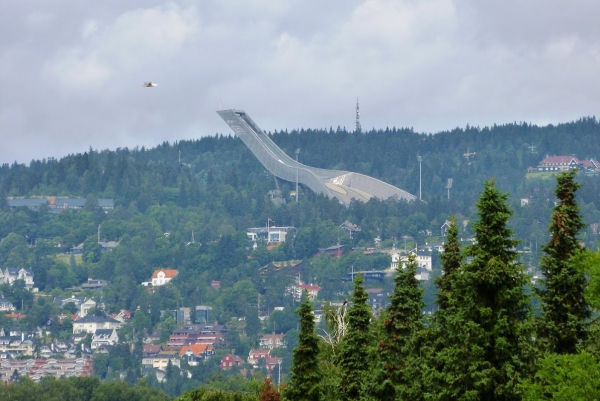 Zdjęcie z Norwegii - Skocznia narciarska Holmenkollenn widoczna z Parku Vigelanda